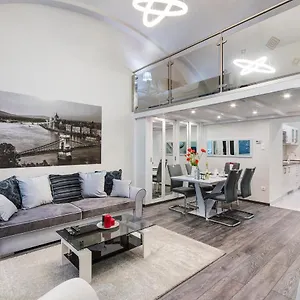 Sweet Dreams In The Heart Of The City Apartment